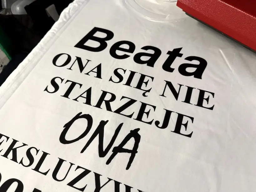 Odzież z własnym nadrukiem. Dlaczego personalizowana koszulka to idealny prezent?
